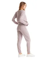 Conjunto de dos piezas compuesto por un buzo de cuello redondo con pespunte central y un pantalón tipo jogger con cintura elástica, lazo de ajuste y pespunte en las piernas. Confeccionado en tejido de tacto suave.