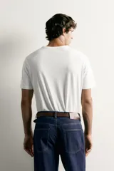 Camiseta regular fit color amarillo, con efecto lavado, cuello redondo y manga corta.