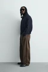 Cazadora de paño acolchada en su interior para hombre, de corte cropped y color azul marino. Cuenta con cuello solapa, mangas largas, bolsillos de doble vivo en la cadera, detalles de acabado en rib elástico en puños y cintura, y cierre frontal de cremallera metálica con doble carro.