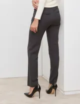Pantalón de vestir marrón de la marca Zac & Rachel, corte recto, con bolsillos metálicos simulados en la parte delantera y bolsillos ojal simulados en la parte trasera.