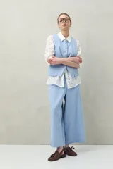 Pantalón amplio de corte recto y tiro medio, confeccionado en mezcla de lino y viscosa, de color celeste con textura sutil.