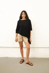 Poncho asimétrico negro de lino, con cuello a la base y mangas 3/4.