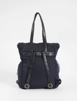 Mochila tipo shopper color negro, con diseño funcional que incluye múltiples bolsillos con cierre, correas de hombro y detalles en cordón con punteras rojas.