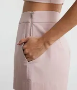 Short de vestir color rosa claro, de corte recto y tiro alto.