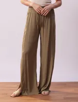 Pantalón wide leg color oliva con cintura elastizada y cordón ajustable.
