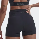 Short de compresión de tiro alto, confeccionado en tejido suave con acabado mate, diseñado para brindar soporte y cobertura durante el entrenamiento.