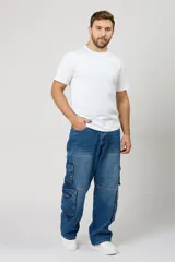 Jean baggy cargo azul de corte amplio, con múltiples bolsillos laterales tipo cargo en las piernas y diseño relajado.