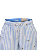 Short de baño con diseño de rayas verticales celestes y blancas, adornado con un pequeño estampado repetido de patos. Cuenta con cintura elástica, cordón ajustable blanco y bolsillos laterales.