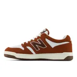 Championes urbanos New Balance modelo 480, con diseño inspirado en el baloncesto. Presentan una combinación de colores en tonos marrón y blanco, con el logo 'N' característico en los laterales, suela de goma resistente tipo cupsole y cierre con cordones.