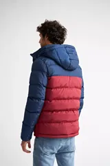 Campera puffer de nylon con diseño bicolor en negro y verde oliva. Cuenta con cierre frontal completo, capucha desmontable y logo de la marca estampado en el pecho.