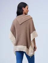 Poncho tejido colorblock, marrón y beige, con cuello vuelto asimétrico.