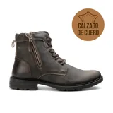 Bota casual de cuero color marrón oscuro, con cordones y cierre lateral.