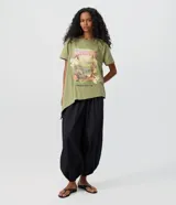 Pantalón balloon de tricolina color negro, de talle alto con volumen en las piernas y puños elásticos ajustados en los tobillos. Cuenta con pretina estructurada y elástico posterior en la cintura.