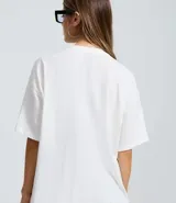 Remera de corte boxy en algodón, color blanco con estampa artística de ángeles en escala de grises. Presenta cuello redondo y mangas cortas.