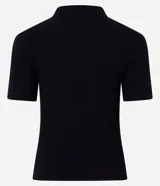 Blusa polo beige de manga corta, confeccionada en tejido canelado de rib de algodón con elastano, que proporciona un ajuste cómodo y una caída ajustada.