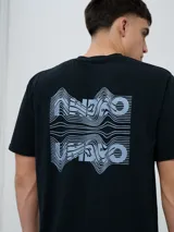 Remera deportiva Umbro modelo Melt de color azul marino, con cuello redondo, mangas cortas y logo bordado en el pecho.
