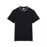 Remera negra de manga corta con cuello redondo y ribete blanco con la inscripción "Lacoste" repetida. Logo de la marca bordado en el pecho.
