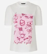Remera blanca de algodón con cuello redondo y mangas cortas abullonadas. Presenta un estampado con dibujos de objetos femeninos en tonos rosados.