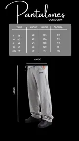 Pantalón de jogging gris melange, de corte holgado y diseño baggy. Cuenta con bolsillos laterales y el logo impreso en la pierna izquierda.