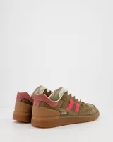 Championes urbanos Coolway modelo Goal, color marrón con detalles en rosa y suela de goma.