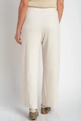 Pantalón de corte recto y holgado, confeccionado en tejido liviano color arena con textura jaspeada. Presenta cintura elástica con cordón interno, bolsillos frontales tipo parche y un calce fluido.