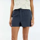 Short azul marino de lino mezclado, con cintura elástica y cordón ajustable.