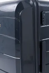 Set de dos valijas r
gidas color gris con ruedas, manija retr
ctil y candado de seguridad. Incluye una valija grande y una valija de cabina.