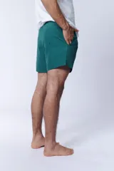 Short de baño verde liso con cintura elástica y cordón ajustable.