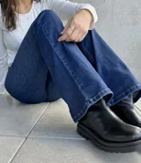 Pantalón de jean azul de corte acampanado.