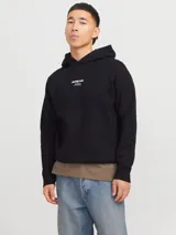 Buzo canguro negro con capucha y cordones ajustables. Estampado en la espalda con el logo de la marca Jack & Jones y texto con tipografía sans-serif. Puños y cintura acanalados.
