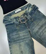 Jeans de corte recto y tiro medio con efecto acid wash, con costuras frontales destacadas y cinturón incorporado con hebilla metálica rectangular.