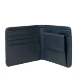 Billetera plegable de cuero sintético color negro, con logo de la marca Rusty grabado en la esquina inferior derecha.