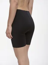 Short de lycra color piel, tiro alto, corte clásico.