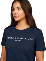 Remera azul marino de algodón con cuello redondo y logo de Tommy Hilfiger estampado en el pecho.