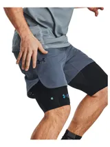 Calza corta deportiva de compresión Under Armour, color negro, con cintura elástica y logo de la marca en degradado multicolor en la pierna derecha. Cuenta con tecnología de tejido SmartForm para un ajuste adaptativo y paneles de malla para mayor transpirabilidad.