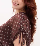 Blusa bata de manga corta holgada de tule marrón con estampado geométrico, cuello en V, lazo en las mangas y fruncido en la cintura.