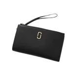 Cartera de pulsera Marc Jacobs negra de cuero suave, con cierre de cremallera y logo dorado en el frente. Cuenta con compartimentos para efectivo, ranuras para tarjetas, bolsillos abiertos, monedero exterior y correa de muñeca extraíble.