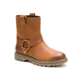 Bota de cuero color marrón con diseño estilo arnés, que incluye una correa decorativa con argolla metálica en el tobillo. Presenta suela de goma dentada y el logo de la marca grabado en el lateral.