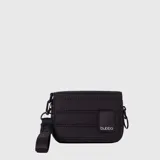 Billetera acolchada color verde menta, con diseño rectangular y cierre perimetral. Cuenta con una correa de muñeca extraíble y un parche de goma negro con el logo de la marca en el frente.