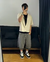 Camisa beige de corte boxy fit, manga corta y confeccionada en lino viscosa.