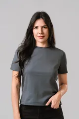 Remera de algodón color gris oscuro, con cuello redondo y bordes con acabado desflecado en mangas y ruedo.