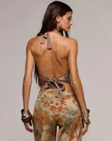 Top halter marrón de lentejuelas, con escote en V profundo y dobladillo en punta. Presenta diseño sin mangas y espalda descubierta.