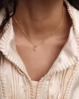 Collar dorado con cadena de eslabones y colgante en forma de la letra E, decorado con una circonita incrustada.