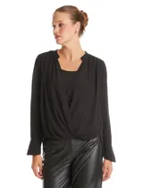 Blusa de gasa negra con diseño de doble capa, cuello a la base y escote en V pronunciado. Presenta mangas largas con puños anchos abotonados y un corte fluido.