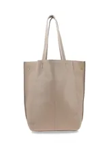 Cartera shopper Tinica de cuero graneado color beige, con gran capacidad, doble asa de hombro y compartimento central con cierre.