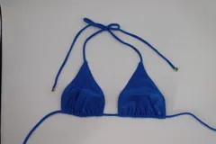 Top de bikini triángulo azul con tiras finas para atar en cuello y espalda.
