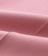 Pantalón de sastrería modelo carrot, color rosado, con corte holgado en la cadera que se afina hacia el tobillo. Presenta cintura alta, bolsillos laterales y terminación con dobladillo en el bajo.