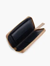 Billetera Tommy Hilfiger color beige con diseño acolchado, cierre de cremallera, múltiples ranuras interiores para tarjetas, compartimento interior para billetes, bolsillo interior con cierre de solapa e insignia del monograma TH dorada en la parte delantera.