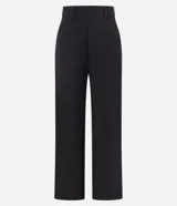 Pantalón wide leg negro de crepé, con cintura alta, pliegues, botón y trabillas.