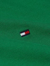 Chomba de corte regular Tommy Hilfiger, confeccionada en tejido de algodón con elastano. Presenta cuello clásico, cartera de dos botones y el logo de la marca bordado en el pecho.